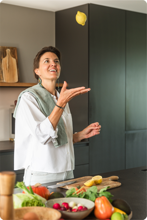 Hey, I’m Amélie! I help women and couples find clarity, and confidence